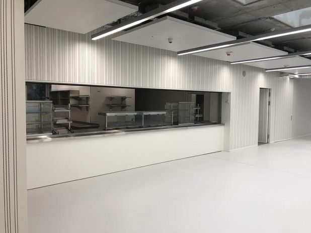 Wandverkleidung der Cafeteria mit Hubwand und Tapetentür der Torhorst Gesamtschule